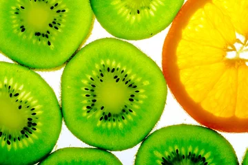 Selbstklebende Fototapeten Grüne Kiwi mit einer Orangenscheibe © karandaev