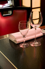 Tisch mit Weingläsern und Serviette in japanischem Restaurant