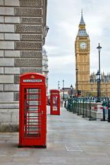Fototapeta na wymiar Big Ben i budki telefoniczne w Londynie