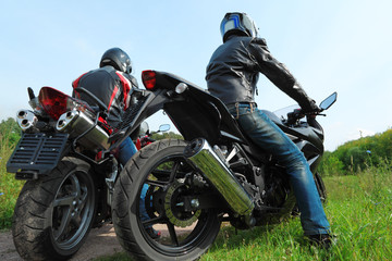 Obraz na płótnie Canvas dwa motocyklistów stojących na drodze kraju, widok z tyłu