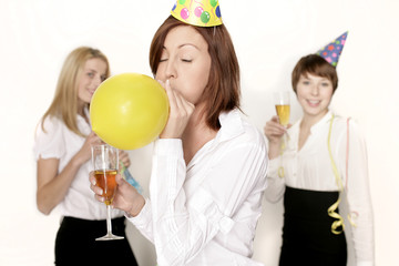 junge Frau macht Party