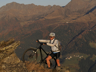 Radfahrer Mountainbiker schiebt am Berg