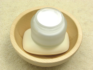 Wellness und Schönheitsobjekte auf flauschiger Unterlage