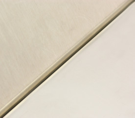 Zwei Metalltafeln aneinanderliegend als Hintergrundbild