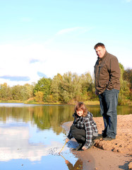 Fototapeta premium Vater und Tochter am See