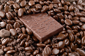 Tafel Schokolade mit Schokoladebohnen