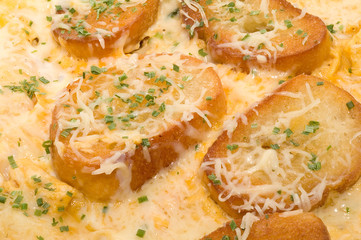 Käse-Croutons auf einem Omelett