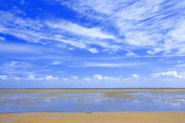 france; charente maritime; oléron : ciel, nuages et plage