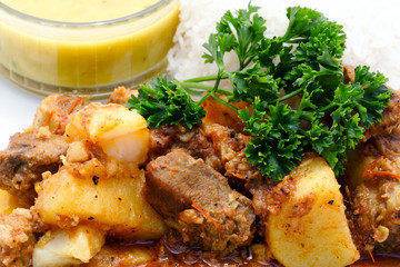 Plat cuisiné créole - carry de porc pomme de terre