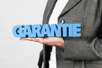Garantie mit grauem Blazer
