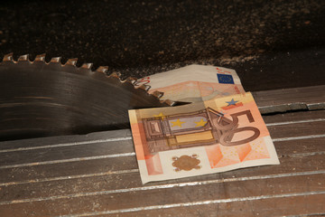 Die Säge mit dem 50 Euro-Schein