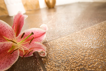 Blüte am Boden eines goldenen Badezimmers
