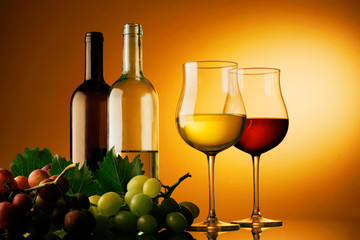 bicchieri di vino con bottiglie e uva