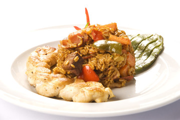 Alambre de arroz con pollo y carne de res. México