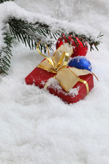 weihnachtsgeschenke im schnee