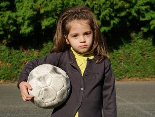 enfant mécontent avec son ballon
