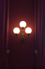Historische Wandleuchte, Lampe in rotem elegantem Ambiente