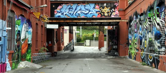 Papier Peint photo autocollant Graffiti usine rouge