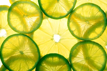 Fototapeten Gelbe Zitronen- und grüne Limettenscheiben © karandaev
