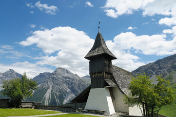 Fototapeta na wymiar Chapelle de montagne dans les Alpes