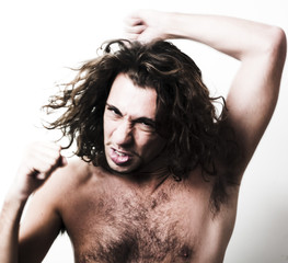 jeune homme sauvage poilu