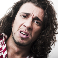 jeune homme dégout écœurement cheveux bouclés