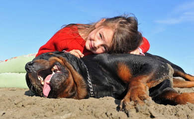 enfant et son chien sur la plage