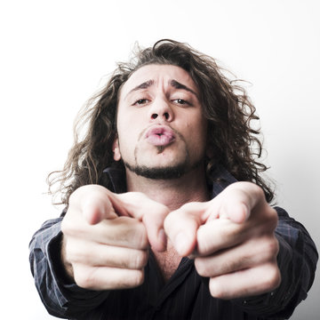 jeune homme provocateur impertinent
