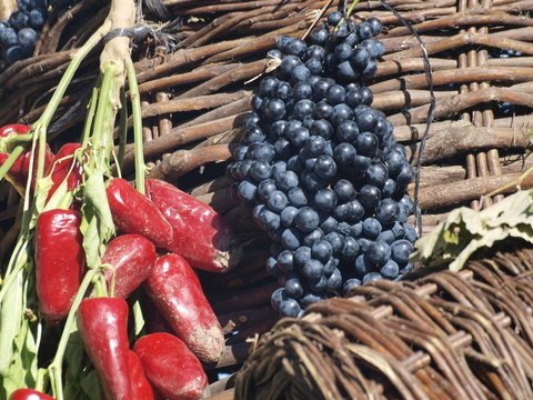 Pimientos rojos y uvas negras