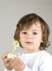 Buben Portrait beim Seifenblasen