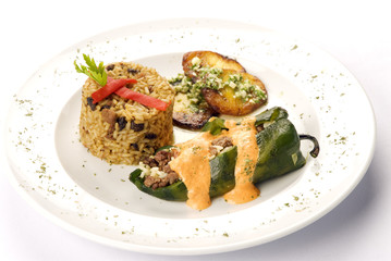 Chile poblano relleno de carne de res con salsa de queso