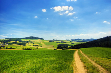 Weg in den Hügeln