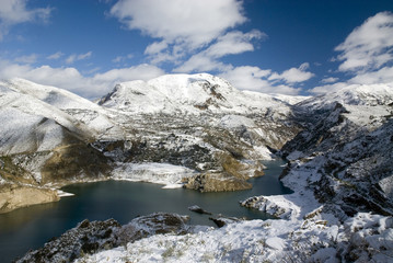 Fototapeta na wymiar Reservoir covered with snow