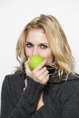Frau mit grünem Apfel