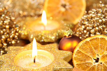 romantisches Kerzenlicht zur Weihnachtszeit
