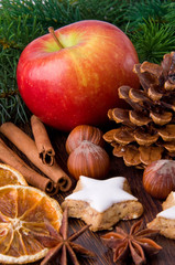 Weihnachtsdekoration mit Apfel