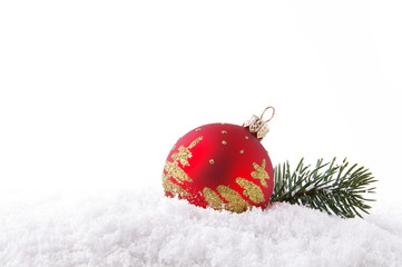 Tannenzweig mit Kugel im Schnee