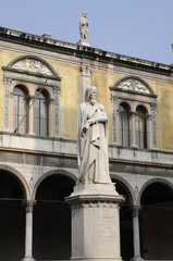 Fototapeta na wymiar Statua Dante w Weronie