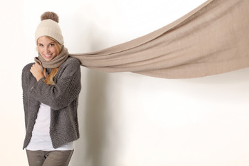 winter frau im mantel, mütze und schal