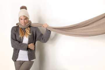 winter frau im mantel, mütze und schal