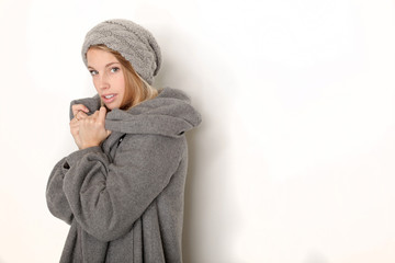 winter frau im mantel und mütze