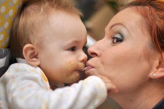 b&eacute;b&eacute; mangeant