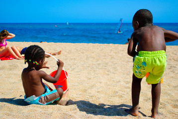 Enfants jouant à la plage