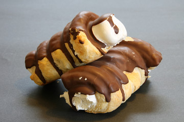 schaumrolle mit schokoguss