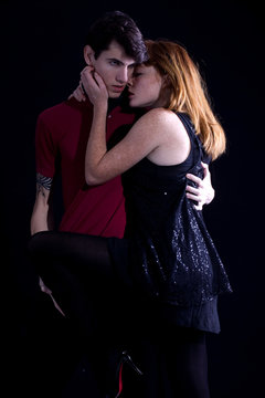jeune couple  s'embrasse