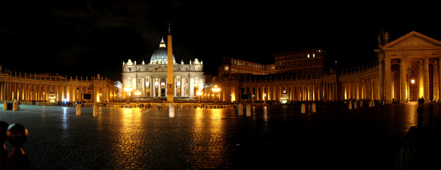 Fototapeta na wymiar Plac Świętego Piotra w nocy