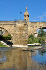 Fototapeta premium Iglesia junto al puente