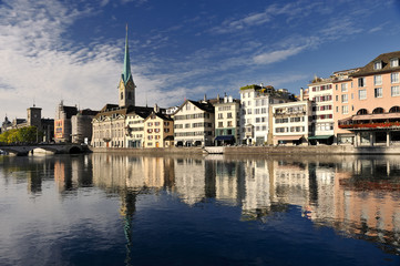 Fototapeta na wymiar Zurych miasta (Znani Fraumuenster Katedry)