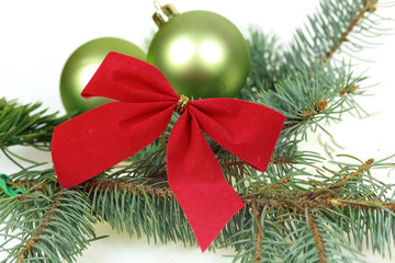 Rote Schleife aus Samt mit Tannenzweig, Freisteller