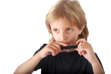 Enfant jouant de l'Harmonica